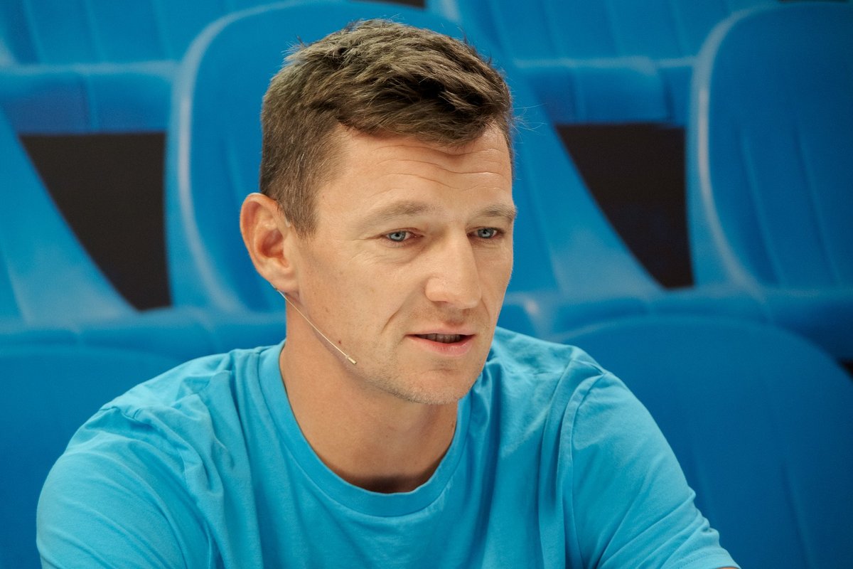 Beach Volleyball Duo: Age Gap & Team Harmony