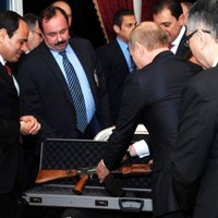 Putins viesojas pie Sisi, uzdāvina 'kalašņikovu'