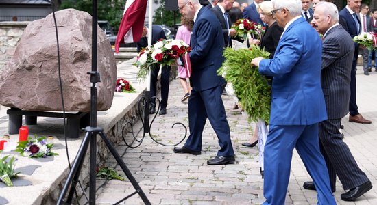 Foto: 'Dzīvo gājienā' un ceremonijā godina ebreju genocīda upuru piemiņu