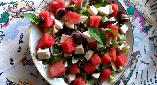 Svaigie un spirdzinošie salāti ar arbūzu