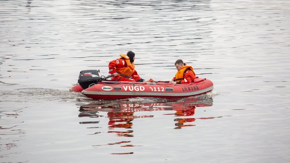 Daugavā meklē iebraukušo auto - 5