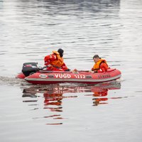 VUGD glābēji palīdzējuši Amatas upē no laivas izkritušam laivotājam