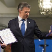 Santoss saņem Nobela Miera prēmiju