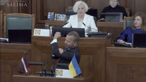 Priekšvēlēšanu gaisotnē Rosļikovu par ētikas pārkāpumu izraida no Saeimas sēdes  