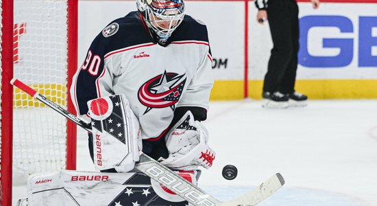 Video: Merzļikins palīdz 'Blue Jackets' pārspēt 'Maple Leafs'