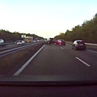 ВИДЕО: "Автопилот" Tesla предсказал аварию, предотвратил "паровозик" на шоссе