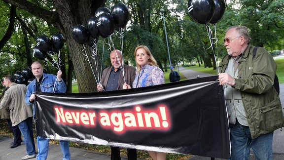 Latvijas Krievu savienība akcijā piemin Odesā notikušās traģēdijas upurus - 2