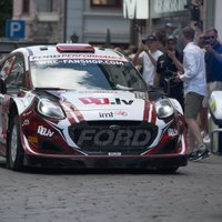 Video un foto: Vecrīgā ar skaļām ovācijām un auto rūkoņu atklāj vēsturisko WRC posmu