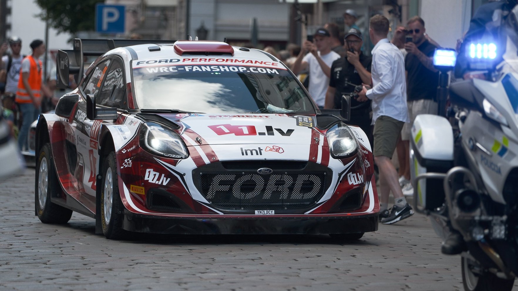 Foto: Vecrīgā ar skaļām ovācijām un auto rūkoņu atklāj vēsturisko WRC posmu