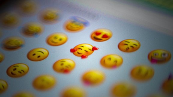 mīlestība sarakste čats Tinder telefons emoji emocijikonas tehnoloģijas