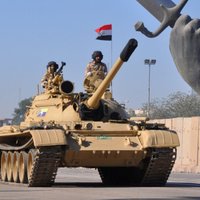 Foto: Bagdadē ar armijas parādi svin uzvaru pār 'Daesh'