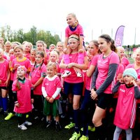 Foto: Viss rozā – aizvadīta meiteņu futbola diena