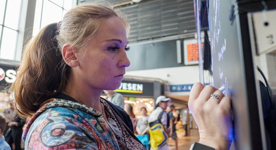 "Ērkšķu šova" Diāna septītajā grūtniecības mēnesī kūpina cigareti