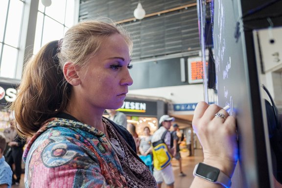 "Ērkšķu šova" Diāna septītajā grūtniecības mēnesī kūpina cigareti