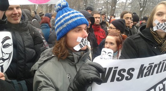 Fotoreportāža: Pie Ministru kabineta protestē pret ACTA