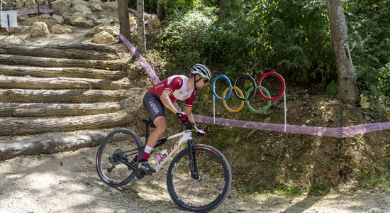 Foto: Kalnu riteņbraucējs Blūms un peldētāja Maļuka aizvada olimpiskos treniņus