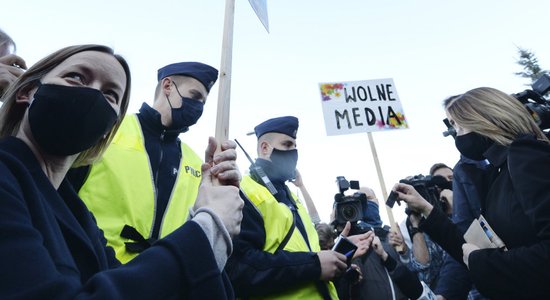 Polijas radio skandāla anatomija: Vai rokmūziķim Kazikam cenšas aizbāzt muti?