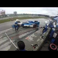 Video: 'IndyCar' pilots pitstopā 'nopļauj' savu galveno mehāniķi