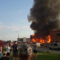 Крупный пожар в Плявниеках: при тушении пострадали 11 пожарных