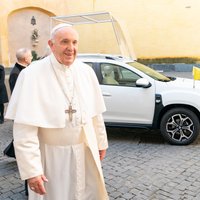 Rumāņu 'Dacia' uzdāvinājusi pāvestam Franciskam ekskluzīvu 'Duster' apvidnieku