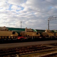Foto: Jelgavas stacijā piestāj tanki un bruņumašīnas
