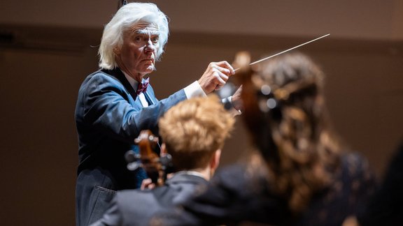 Maestro Voicehovskis stājas LSO priekšā 21.04.24.