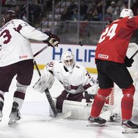 Latvijas U-20 hokejisti 'bullīšos' piekāpjas neatlaidīgajiem šveiciešiem