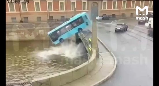 Sanktpēterburgā upē iebraucis pasažieru autobuss