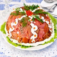 Kārdinošie laša salāti: 16 receptes ar mazsālītu, konservētu vai kūpinātu lielo zivi