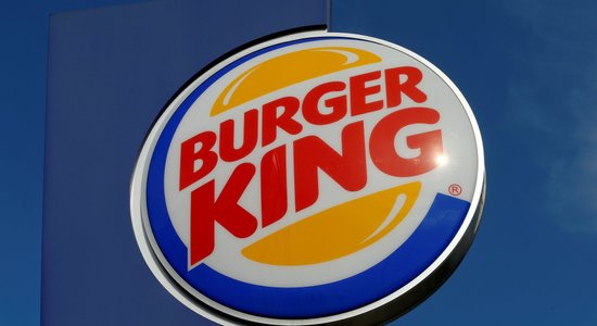 'Burger King' darbinieka stāsta saviļņoti, svešinieki viņam saziedo naudu mājas iegādei