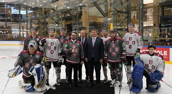 ФОТО, ВИДЕО: В т/ц Akropole прошла презентация новой формы для латвийских хоккеистов