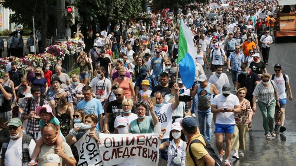 Habarovskā desmitiem tūkstoši cilvēku piedalās protestā pret novada gubernatora aizturēšanu