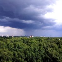 Lietus mākonis virs Rīgas centra rajona - aculiecinieka foto