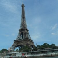 Parīzē kāpēja dēļ slēgts Eifeļa tornis