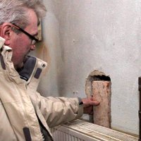 Foto: Vēsturiskas Sasmakas ēkas sienā atrod 76 gadus senu kapsulu