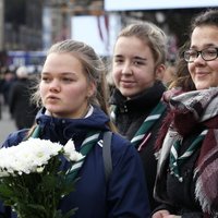 Foto: Galvaspilsētas centrs pilns Latvijas simtgades svinētāju