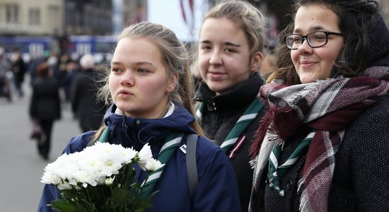 Foto: Galvaspilsētas centrs pilns Latvijas simtgades svinētāju