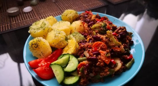 Фальшивое молотое мясо с фасолью и овощами