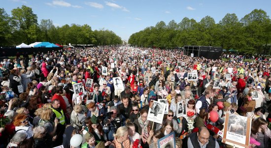 9 мая в Риге к памятнику Освободителям пришло более ста тысяч человек