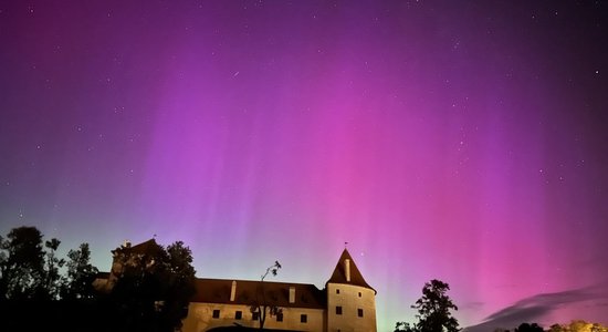 Sociālos tīklus izgaismo ziemeļblāzma, kas naktī rotājusi Latvijas debesis