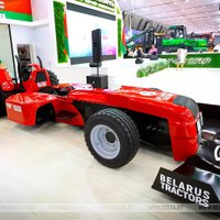 Baltkrievi no traktora detaļām radījuši sacīkšu auto it kā 320 km/h ātrumam
