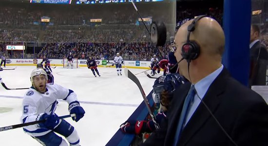 ВИДЕО: На матче НХЛ шайба пролетела в сантиметрах от головы комментатора