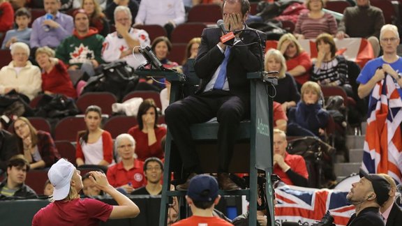 Denis Shapovalov reacts after accidentaly hitting the head Arnaud Gabas