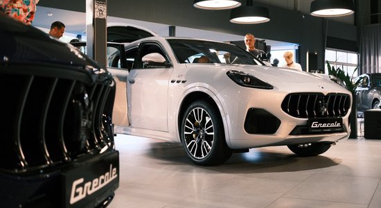 Foto: Latvijā atklāts 'Maserati' salons un prezentēts jaunākais modelis 'Grecale'