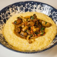 Vakariņas pa lēto: krēmīga polenta ar sēnēm