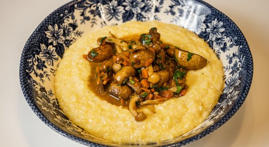 Vakariņas pa lēto: krēmīga polenta ar sēnēm