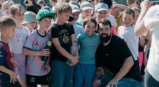 Foto: Daugaviņš un Latvijas vieglatlētikas zvaigznes atklāj atjaunoto Carnikavas stadionu