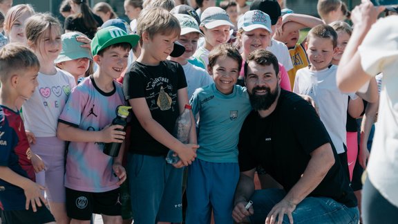 Svinīgi atklāj atjaunoto Carnikavas stadionu