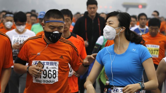 Foto: Smoga dēļ Pekinas maratona dalībniekiem jāskrien aizsargmaskās - 6