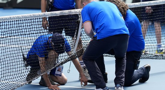 Video: Pasaules ranga līderis ar servi salauž tīkla mehānismu